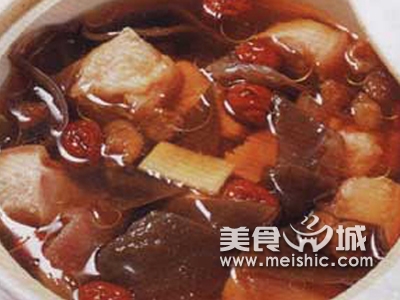 海参木耳煲排骨汤的做法