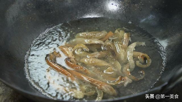 厨师长教你大葱烧海参家常做法，一个小技巧，海参不腥熟的快