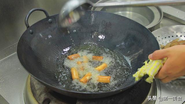 厨师长教你大葱烧海参家常做法，一个小技巧，海参不腥熟的快