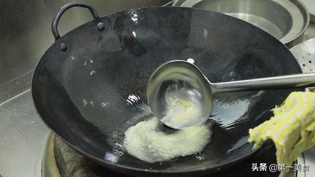 厨师长教你大葱烧海参家常做法，一个小技巧，海参不腥熟的快